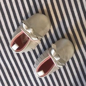 Crib shoes moccasins, gold sz 6-12 month